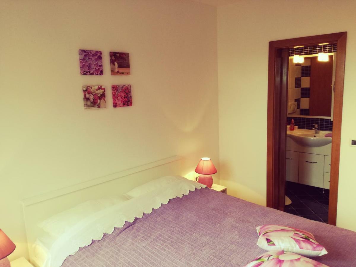 Room Kris With Private Entrance & Private Bathroom Vilanija Exteriör bild